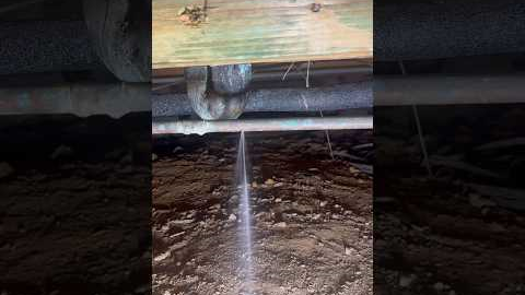 repairing a 1/2” copper line in a crawlspace #plumber #plumbing