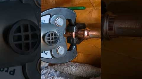 Repairing a split copper water line 💦 #plumbing #plumber #asmr #diy