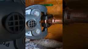 Repairing a split copper water line 💦 #plumbing #plumber #asmr #diy